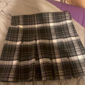 Black plaid pleated skirt